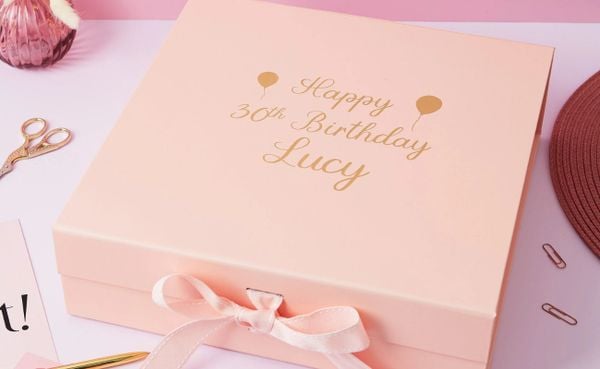 Lưu ý chọn quà sinh nhật phù hợp với sở thích của bạn bè và gửi kèm thông điệp yêu thương