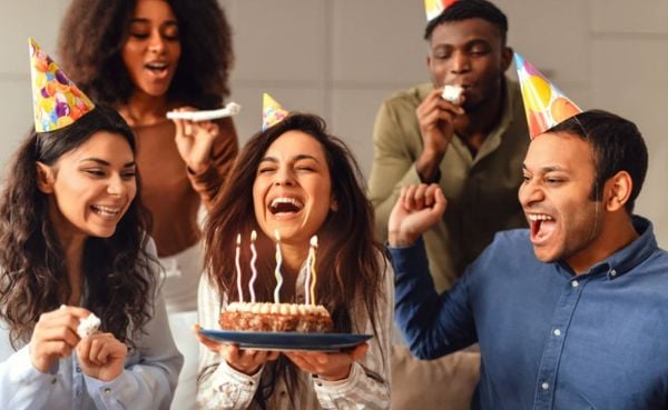 Tổ chức sinh nhật cùng nhóm bạn thân thiết