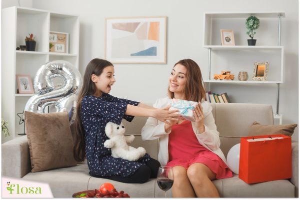 Bạn có thể gửi một chiếc thiệp nhỏ kèm câu chúc trong món quà sinh nhật tặng em gái