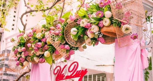 Cổng cưới bằng hoa sen hồng