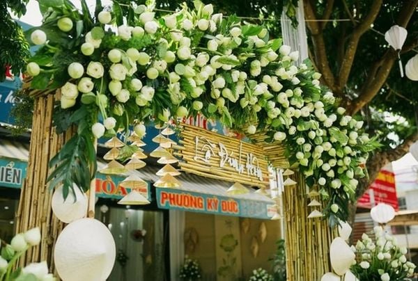 Cổng cưới bằng hoa sen trắng