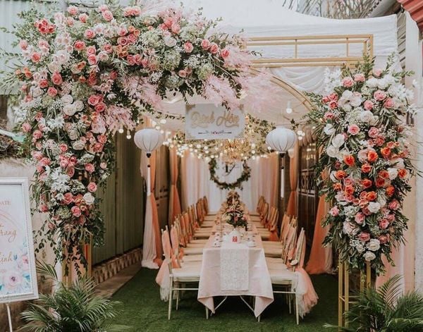 Một thiết kế cổng hoa cưới cực lãng mạn.