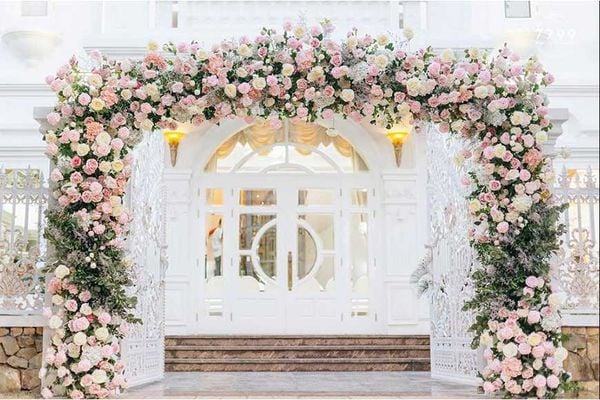 Một gợi ý cổng hoa cưới được thiết kế từ hoa tươi rất thu hút.