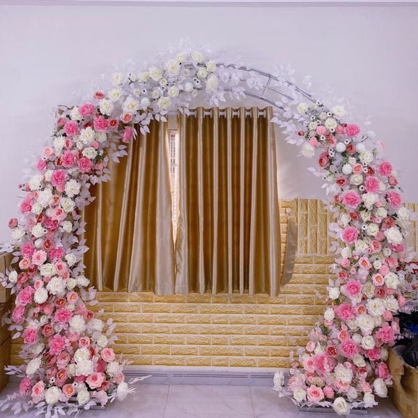 Cổng hoa cưới được kết tinh từ các loài hoa hồng phần và hoa hồng trắng vô cùng đáng yêu.