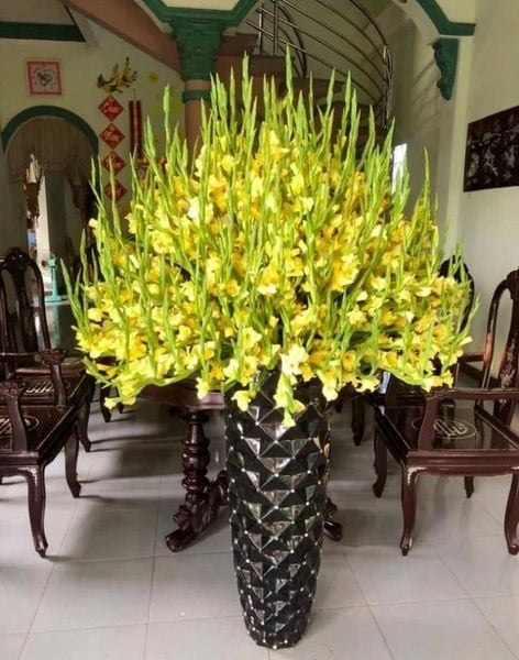 Bình hoa lay ơn vàng big size cực nổi bật sẽ giúp không gian nhà bạn thêm phần trang trọng, sung túc