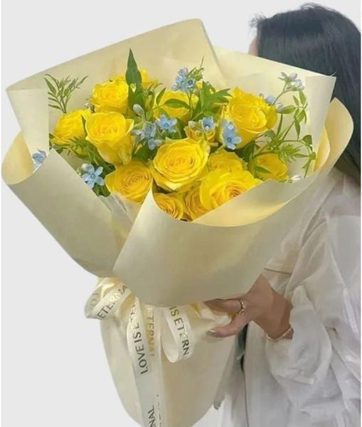 Bó hoa hồng vàng rực rỡ tượng trưng cho thành công bền vững