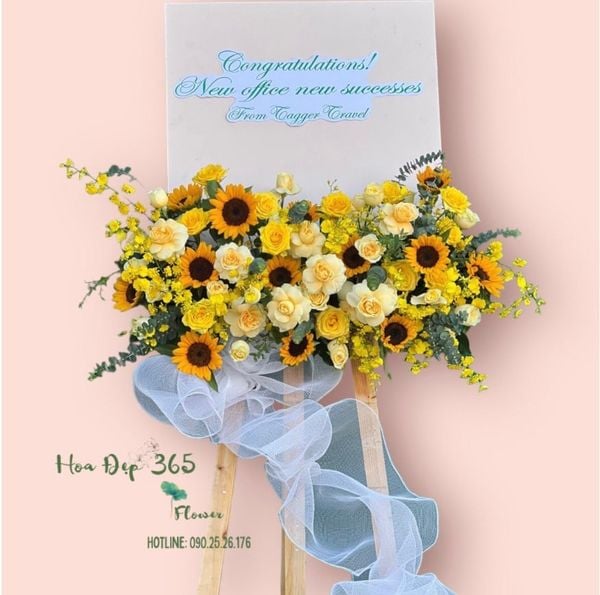 Khung hoa khai trương hướng dương như một lời chúc khởi đầu nhuận sắc cho gia chủ
