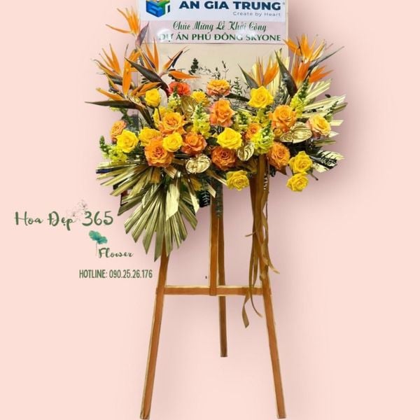 Khung hoa tươi với tông vàng thành lịch mang ý nghĩa may mắn.