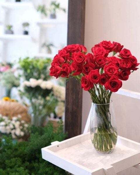 Dùng hoa hồng đỏ để dâng hoa cúng ông Địa - Thần Tài mang đến sự hạnh phúc