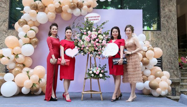 Gợi ý những mẫu váy dài phù hợp với tiệc khai trương nhỏ và thân mật