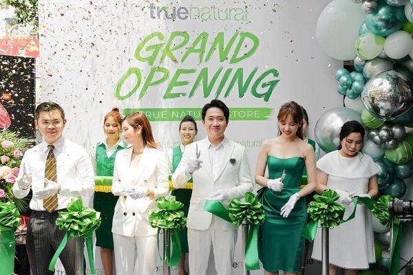 Hãy chọn trang phục đúng với yêu cầu của ban tổ chức hoặc cùng tông với màu sắc chủ đạo của thương hiệu