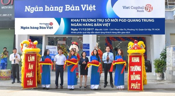 Khéo léo chọn trang phục đúng với dresscode hoặc màu sắc thương hiệu sẽ giúp bạn “ghi điểm” trong buổi tiệc.