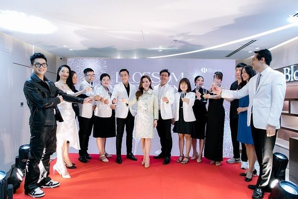 Mặc trang phục theo quy định sẽ giúp bạn dễ dàng hòa nhập và thể hiện sự tôn trọng buổi tiệc khai trương