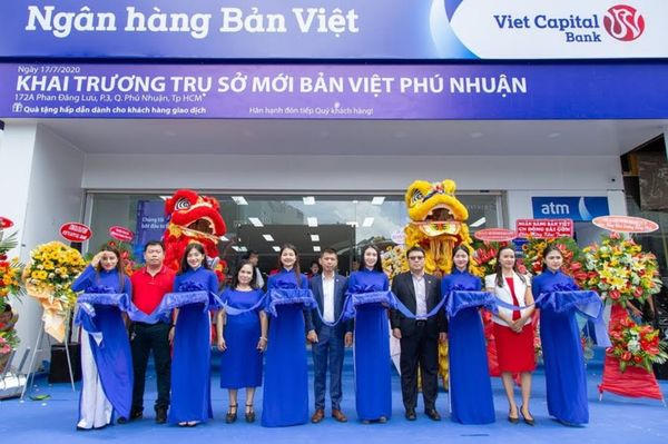 Hãy chọn trang phục mang tông màu tương đồng với màu sắc chủ đạo của thương hiệu để thể hiện sự đồng hành và ủng hộ