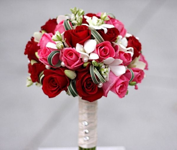 Hoa cưới hoa hồng đỏ xinh đẹp, quyến rũ