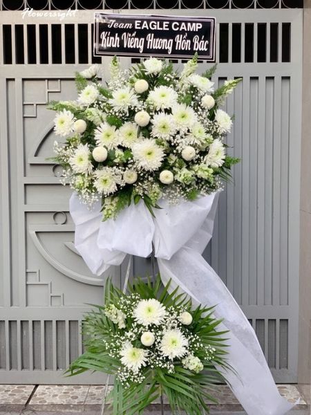 Một trong những mẫu vòng hoa cúc trắng thường được sử dụng nhất cho các dịp tang lễ.