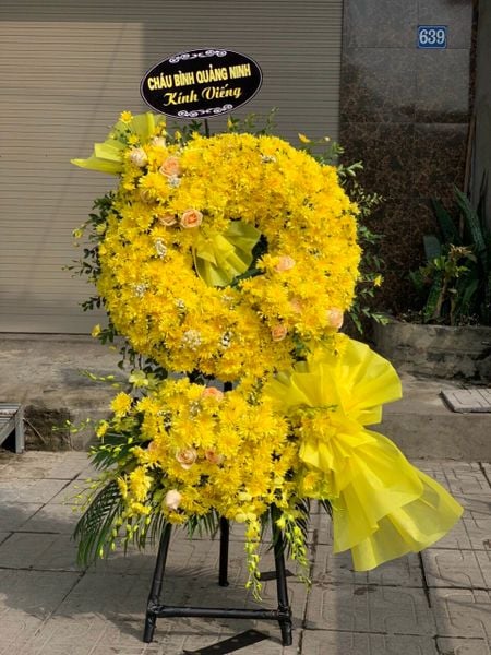 Vòng hoa tang lễ vàng rực rỡ cực kỳ bắt mắt và nổi bật.