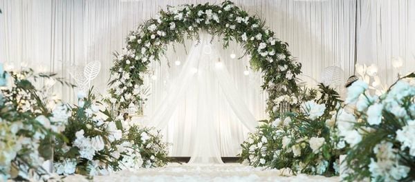 Phong cách trang trí cổng cưới bằng hoa lụa tươi tắn cùng với con đường dẫn đầy hoa