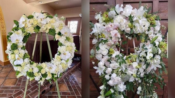 Kệ hoa hồng trắng đám tang kết hợp cùng hoa lan và hoa ly