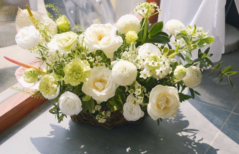 Giỏ hoa hồng tone trắng tinh khôi tặng bạn gái