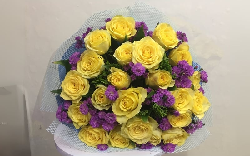 Mẫu hoa hồng vàng rực rỡ mix tím thích hợp tặng người yêu