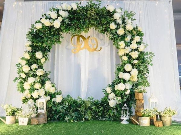 Thêm một gợi ý nữa về cổng hoa cưới tròn có màu sắc chủ đạo là trắng - xanh lá.