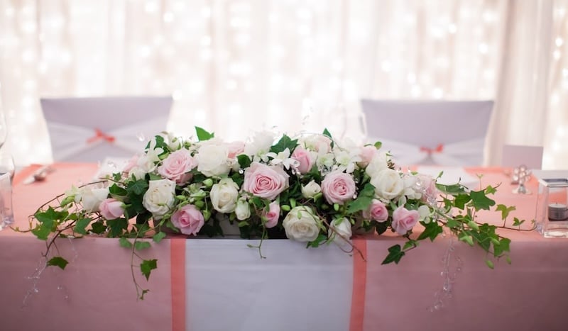 Hoa để bàn tiệc cưới sang trọng