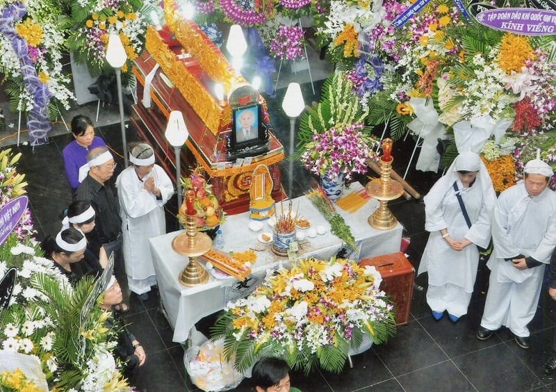 Nguyên tắc chọn và trang trí hoa bàn thờ đám tang phù hợp văn hóa và tôn giáo
