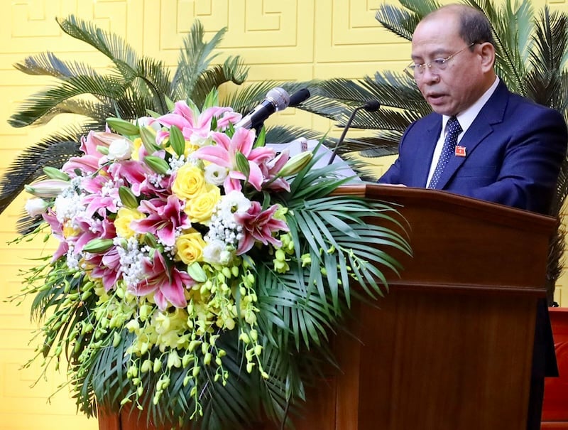 Mẫu hoa để bục phát biểu trang trọng