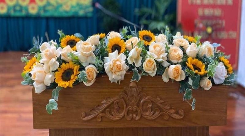 Mẫu hoa để bục phát biểu đại hội, lễ kỷ niệm, sự kiện chính trị - xã hội