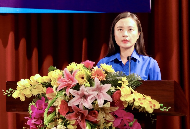 Cần lưu ý chọn màu hoa bục phát biểu phối phù hợp với tính chất sự kiện