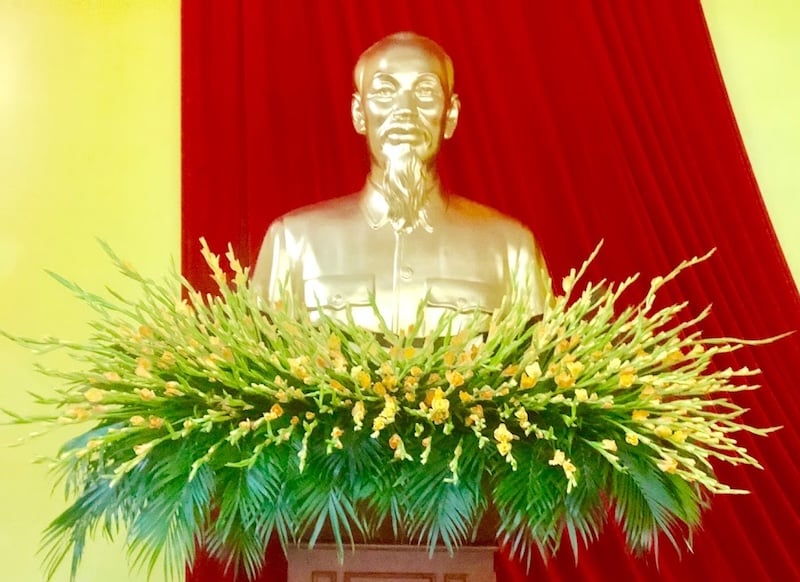 Mẫu hoa tươi để bục tượng Bác với lay ơn