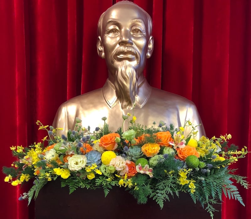 Mẫu hoa để bục tượng Bác