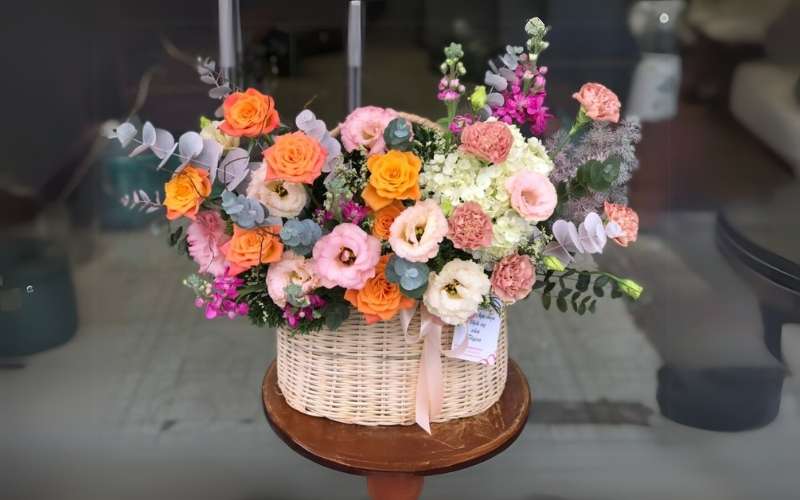 Giỏ hoa cát tường phối màu nhẹ nhàng