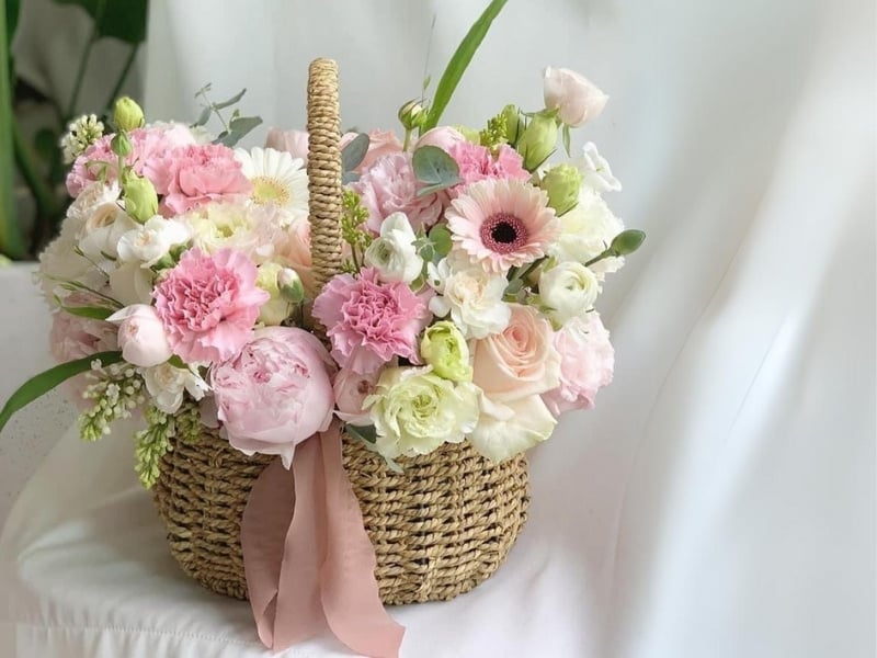 Giỏ hoa cát tường nhiều màu - hoa tặng chị gái mang ý nghĩa may mắn và tốt lành