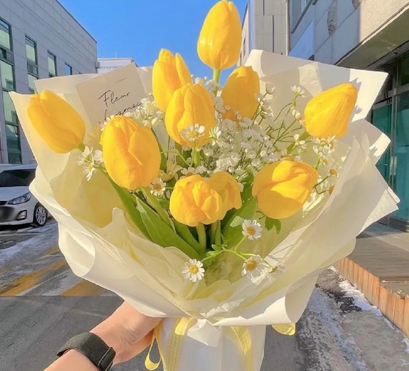 Bó hoa tulip vàng tặng sinh nhật em gái cá tính