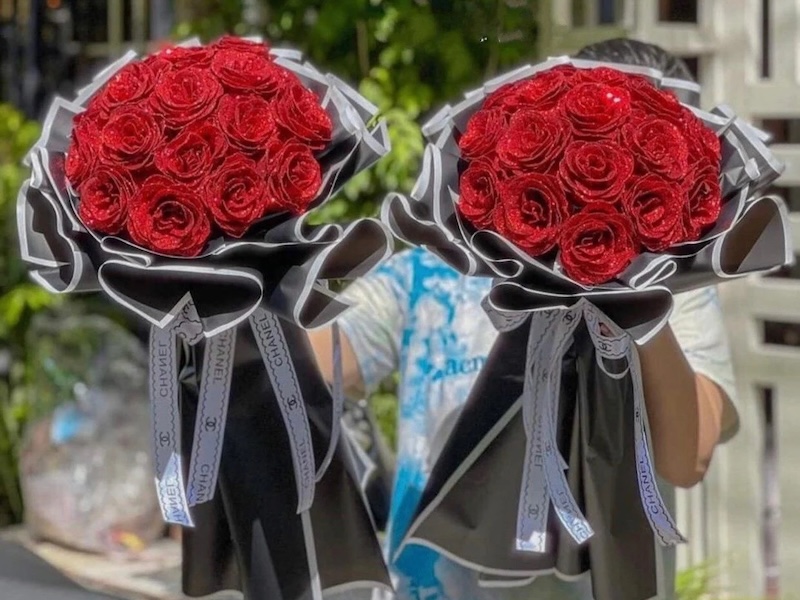 Bó Hoa 15 Hoa Hồng Đỏ Sáp Kim Tuyến - HST30