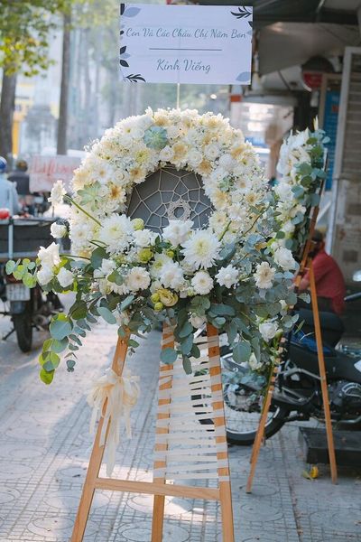 Hoa cúc trắng được sử dụng trong tang lễ chính là một dấu hiệu về sự chấp nhận mất mát và niềm tin vào sự tái sinh của những người thuộc gia quyến.