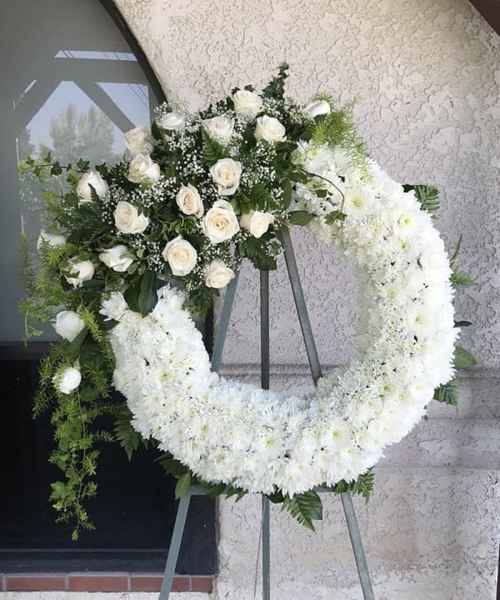 Vòng hoa cúc trắng thăm viếng tang sự với phong cách hiện đại hóa hơn.