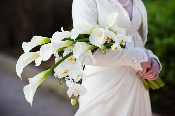 Hoa cưới cầm tay cô dâu dáng dài