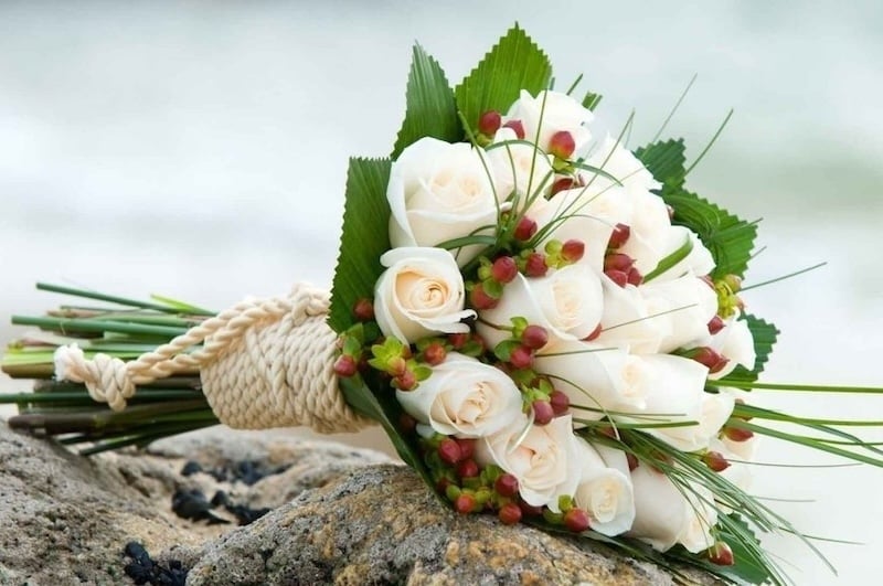 Hoa cầm tay cô dâu dạng tròn Biedermeier