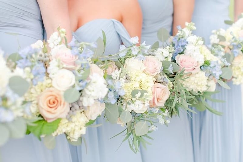 Mẫu bó hoa cưới cẩm tú cầu và hoa hồng
