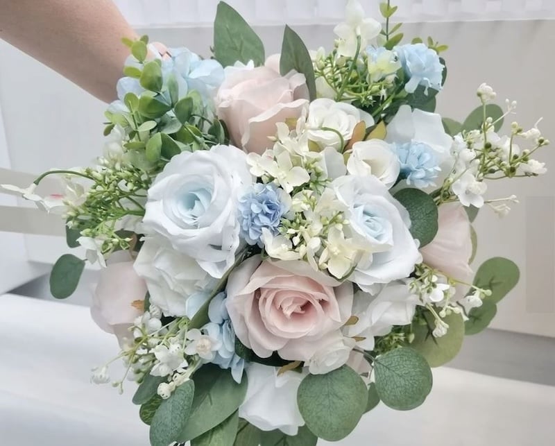 Mẫu hoa cưới cẩm tú cầu kết hợp lá xanh