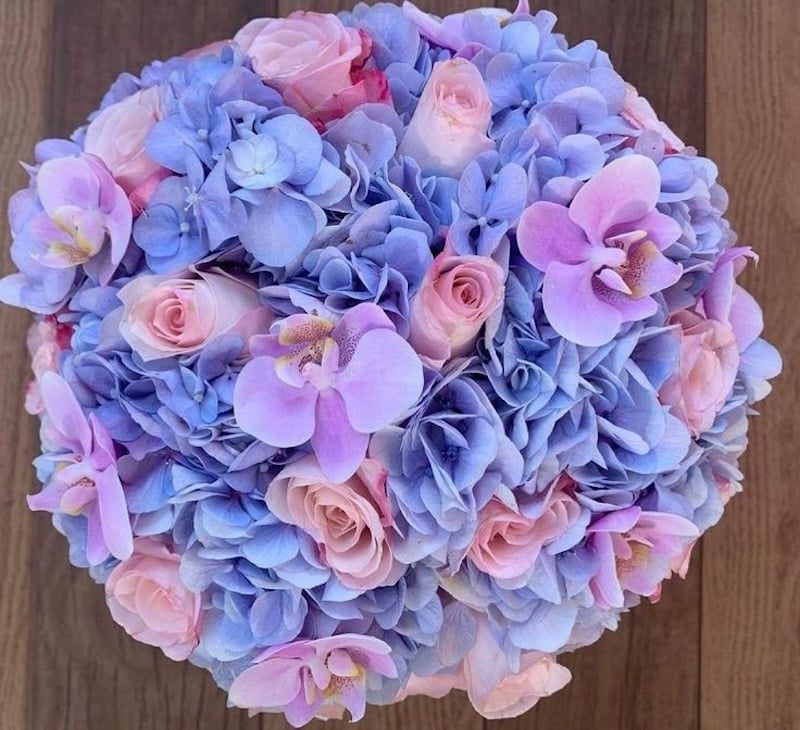 Hoa cưới cầm tay Cẩm tú cầu màu tím thể hiện sự khát khao, thấu hiểu giữa 2 người