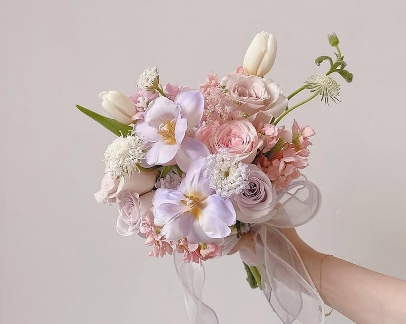 Hoa cưới mùa xuân hoa tulip phối cẩm tú cầu