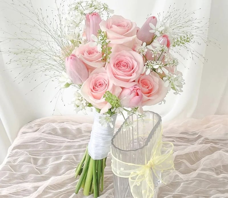 Chọn hoa cưới hoa hồng thường có giá thành mềm hơn