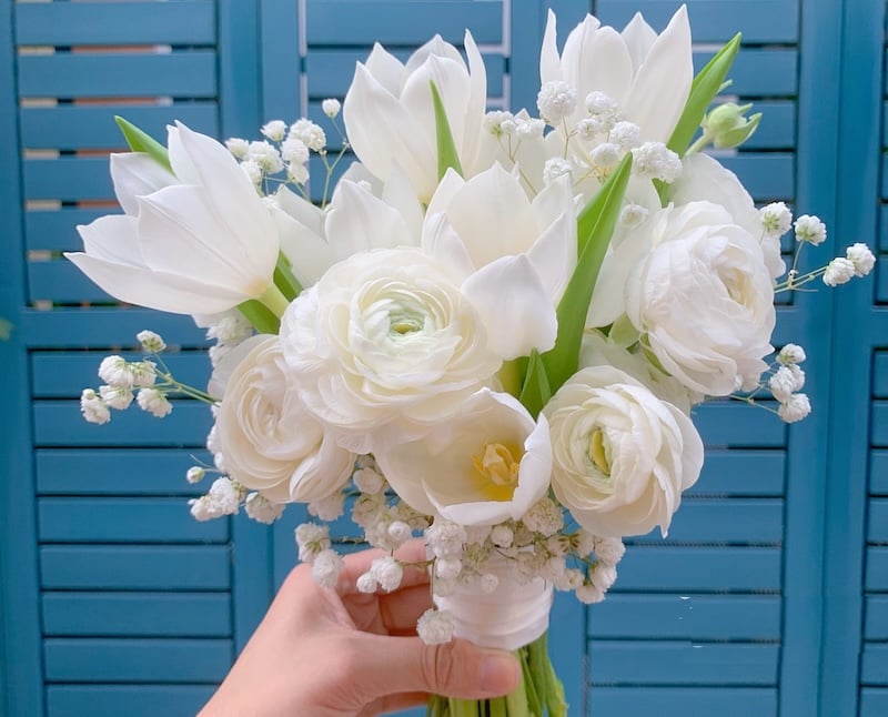 Bó Hoa cưới Cầm Tay New Beginning - HC48 với hoa cưới tulip trắng và hoa mao lương