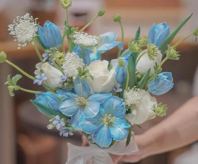 Mẫu hoa cưới tulip xanh mix hoa thuý châu độc đáo