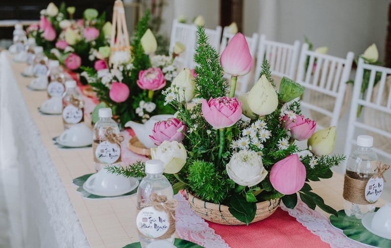 Hoa để bàn đám cưới hoa sen truyền thống