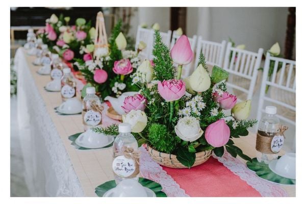 Hoa sen trang trí bàn gặp mặt hai họ trong lễ cưới